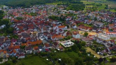 Almanya 'nın Sulzbach am Main kentinin Aeriel manzarası baharda bulutlu bir günde.