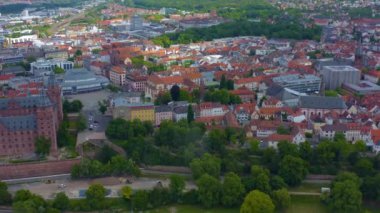 Almanya 'nın Aschaffenburg şehrinin Aeriel manzarası baharda bulutlu bir günde. Koronavirüs kilitlenmesi sırasında.