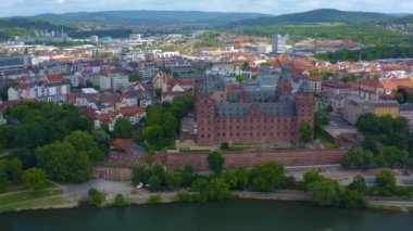 Almanya 'nın Aschaffenburg şehrinin Aeriel manzarası baharda bulutlu bir günde. Koronavirüs kilitlenmesi sırasında.