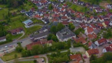 Baharın güneşli bir gününde Almanya 'daki Rothenbuch köyünün Aeriel manzarası. Koronavirüs kilitlenmesi sırasında.