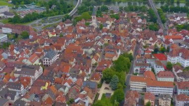 Baharın güneşli bir gününde Almanya 'nın Lohr am Main kentinin Aeriel manzarası. Koronavirüs kilitlenmesi sırasında.