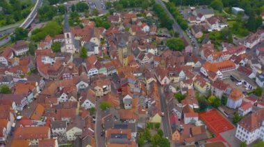 Baharın güneşli bir gününde Almanya 'nın Lohr am Main kentinin Aeriel manzarası. Koronavirüs kilitlenmesi sırasında.