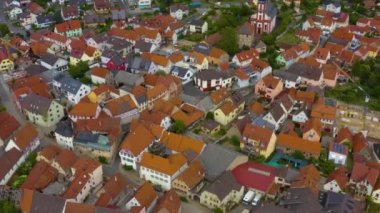 Baharda güneşli bir günde Almanya 'nın Zellingen am Main kentinin Aeriel manzarası. Koronavirüs kilitlenmesi sırasında.