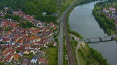 Baharda güneşli bir günde Almanya 'nın Zellingen am Main kentinin Aeriel manzarası. Koronavirüs kilitlenmesi sırasında.