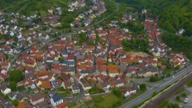Baharda güneşli bir günde Almanya 'nın Zellingen am Main kentinin Aeriel manzarası. Koronavirüs kilitlenmesi sırasında.