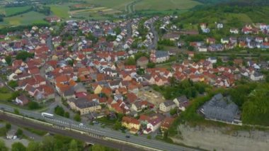 Baharda güneşli bir günde Almanya 'nın Zellingen am Main kentinin Aeriel manzarası. Koronavirüs kilitlenmesi sırasında.