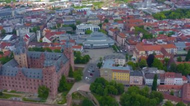 Almanya 'nın Aschaffenburg şehrinin Aeriel manzarası baharda bulutlu bir günde. Koronavirüs kilitlenmesi sırasında.