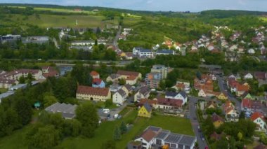 Baharda güneşli bir günde Almanya 'nın Veitshochheim kentinin Aeriel manzarası. Koronavirüs kilitlenmesi sırasında.