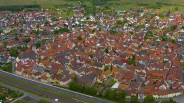 Thungersheim am Main 'in Aeriel manzarası baharda güneşli bir günde Almanya' da. Koronavirüs kilitlenmesi sırasında.