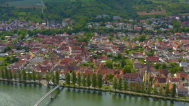 Baharda güneşli bir günde Almanya 'daki Margetshochheim şehrinin hava manzarası. Koronavirüs kilitlenmesi sırasında.