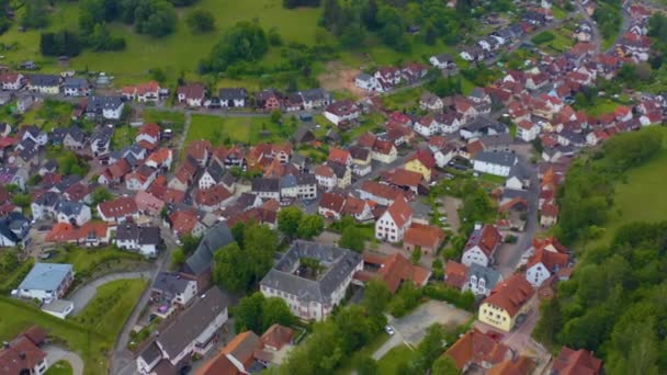 春の晴れた日にドイツの村Rothenbuchの空気の景色 コロナウイルスのロックダウン中に — ストック動画