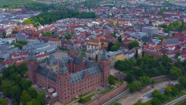 春の曇りの日にドイツの都市Aschaffenburgのエアリービュー コロナウイルスのロックダウン中に — ストック動画