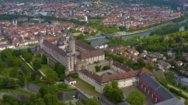 Baharda güneşli bir günde Almanya 'nın Wurzburg kentinin Aeriel manzarası. Koronavirüs kilitlenmesi sırasında.