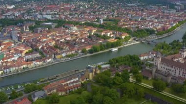 Baharda güneşli bir günde Almanya 'nın Wurzburg kentinin Aeriel manzarası. Koronavirüs kilitlenmesi sırasında.