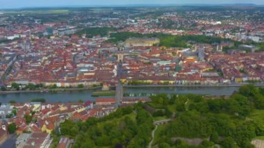 Baharda güneşli bir günde Almanya 'nın Wurzburg kentinin Aeriel manzarası. Koronavirüs kilitlenmesi sırasında.