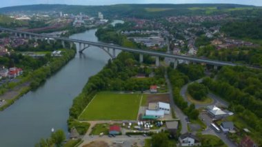 Baharda güneşli bir günde Almanya 'nın Veitshoechheim kentinin Aeriel manzarası. Koronavirüs kilitlenmesi sırasında.