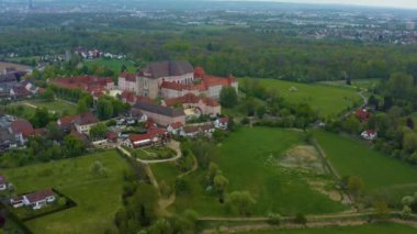 Güneşli bir bahar gününde Coronavirus tecridi sırasında Almanya 'daki Wiblingen şehir ve manastırının havadan görünüşü.