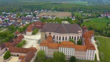 Güneşli bir bahar gününde Coronavirus tecridi sırasında Almanya 'daki Wiblingen şehir ve manastırının havadan görünüşü.