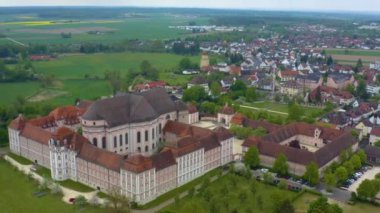 Güneşli bir bahar gününde Coronavirus tecridi sırasında Almanya 'daki Wiblingen şehir ve manastırının havadan görünüşü.