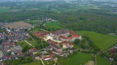 Güneşli bir bahar gününde Coronavirus tecridi sırasında Almanya 'daki Wiblingen şehir ve manastırının havadan görünüşü.