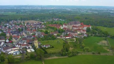 Güneşli bir bahar gününde Coronavirus tecridi sırasında Almanya 'daki Wiblingen şehir ve manastırının havadan görünüşü.