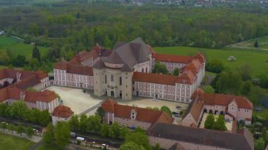 Güneşli bir bahar gününde Coronavirus tecridi sırasında Almanya 'daki Wiblingen şehir ve manastırının havadan görünüşü.