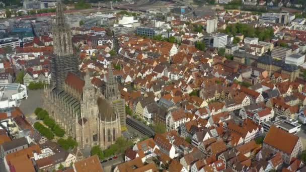 Vista Aérea Del Casco Antiguo Catedral Ulm Mnster Alemania Soleado — Vídeo de stock