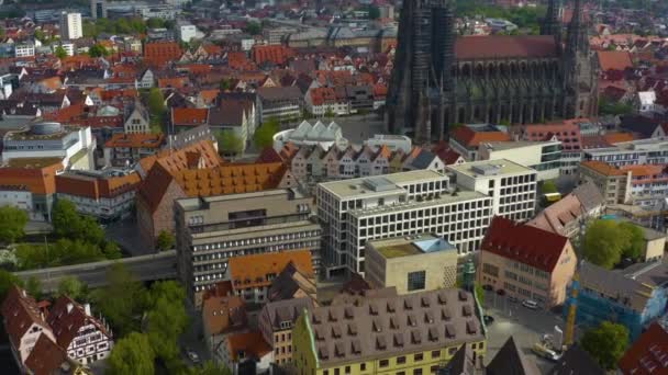 コロナウイルスのロックダウン中の晴れた春の日にドイツのウルムミューンスター大聖堂の空中ビュー — ストック動画