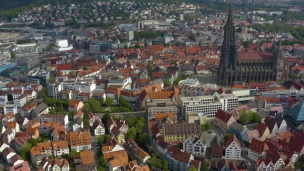 Luchtfoto Van Ulm Muenster Kathedraal Duitsland Een Zonnige Lentedag Tijdens — Stockvideo