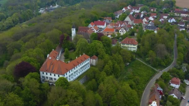 Luftaufnahme Des Dorfes Oberkirchberg Illerkirchberg Deutschland Bayern Einem Sonnigen Frühlingstag — Stockvideo