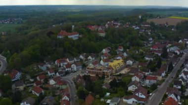 Coronavirus kilitlemesi sırasında güneşli bir bahar gününde Almanya 'daki Oberkirchberg, Illerkirchberg köyünün hava manzarası..