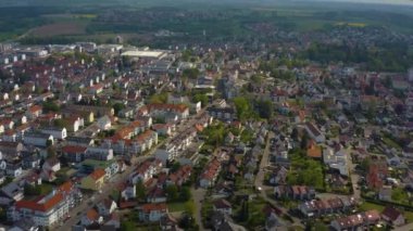 Almanya 'nın Senden kentinin havadan görünüşü, Bavyera Güneşli bir bahar gününde koronavirüs kilitlenmesi sırasında.