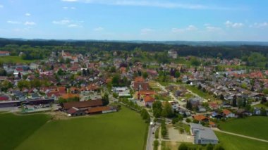 Şehrin ve kalenin havadan görünüşü Almanya 'daki Bad Gronenbach, güneşli bir bahar gününde Coronavirus tecridi sırasında Bavyera.