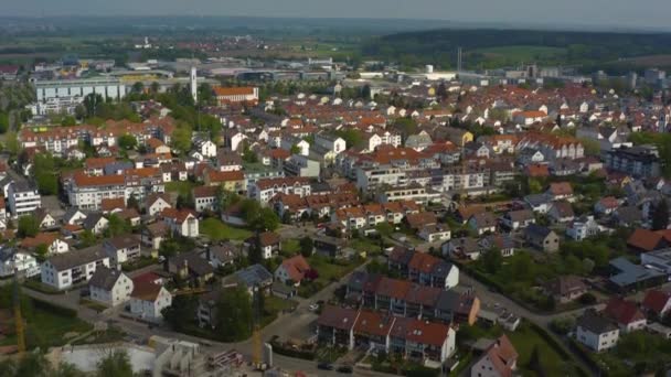 Vue aérienne de la ville de Senden en Allemagne, Bavière par une journée ensoleillée de printemps pendant le confinement du coronavirus.