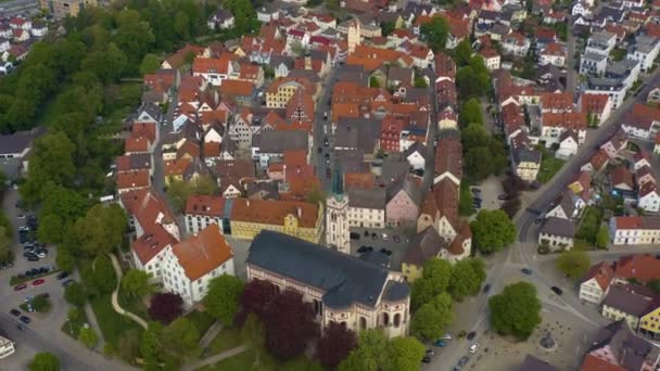 ドイツの都市Weisenhornの空中ビュー コロナウイルスのロックダウン中の晴れた春の日にバイエルン州 — ストック動画