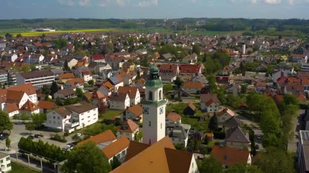 ドイツのヴォヒンゲン市の空中ビュー コロナウイルスのロックダウン中の晴れた春の日にバイエルン州 — ストック動画