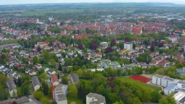 德国梅明根市的空中景观 巴伐利亚 一个阳光明媚的春日 在科罗纳维勒斯封锁期间 — 图库视频影像