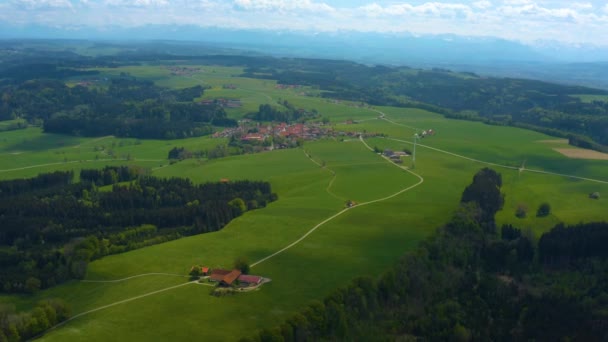 晴れた春の日には バイエルン州ドイツのボーヘン村周辺の空中風景 — ストック動画