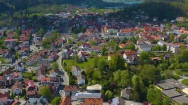 Almanya 'daki Immenstadt im Allgau şehrinin hava manzarası, güneşli bir bahar gününde Coronavirus' un kilitlenmesi sırasında Bavyera.