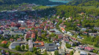 Almanya 'daki Immenstadt im Allgau şehrinin hava manzarası, güneşli bir bahar gününde Coronavirus' un kilitlenmesi sırasında Bavyera.