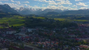 Almanya 'daki Sonthofen şehrinin hava görüntüsü, Bavyera güneşli bir bahar gününde Coronavirus kilitlemesi sırasında.