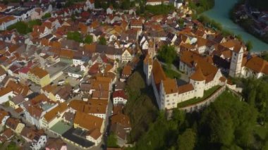 Bavyera 'nın eski kenti Fussen' in koronavirüs kilitlenmesi sırasındaki güneşli bir baharda hava manzarası..