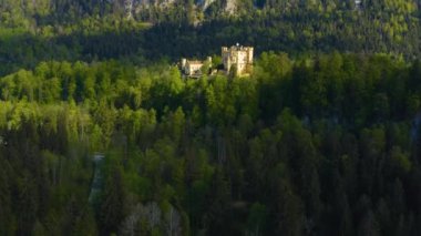 Koronavirüs tecridi sırasında Bavyera 'daki Hohenschwangau kalesinin havadan görüntüsü..