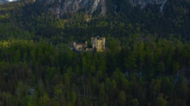 Coronavirus kilitlemesi sırasında Bavyera 'daki Neuschwanstein şatosunun hava görüntüsü.