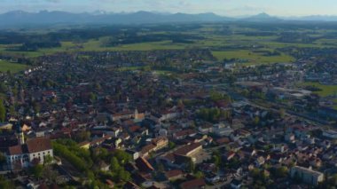 Şehrin ve Almanya 'daki Marktoberdorf Sarayı' nın hava manzarası, güneşli bir bahar gününde Coronavirus 'un kilitlenmesi sırasında Bavyera.