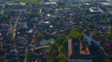 Şehrin ve Almanya 'daki Marktoberdorf Sarayı' nın hava manzarası, güneşli bir bahar gününde Coronavirus 'un kilitlenmesi sırasında Bavyera.