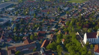 Şehrin ve Almanya 'daki Marktoberdorf Sarayı' nın hava manzarası, güneşli bir bahar gününde Coronavirus 'un kilitlenmesi sırasında Bavyera.