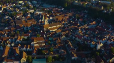 Almanya 'daki Kaufbeuren şehrinin hava görüntüsü, güneşli bir ilkbahar öğleden sonrasında Coronavirus tecridi sırasında Bavyera.