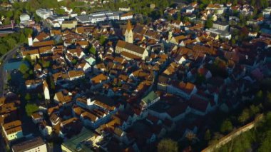 Almanya 'daki Kaufbeuren şehrinin hava görüntüsü, güneşli bir ilkbahar öğleden sonrasında Coronavirus tecridi sırasında Bavyera.