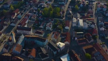 Şehrin ve Almanya 'daki Marktoberdorf Sarayı' nın hava manzarası, güneşli bir bahar gününde Coronavirus 'un kilitlenmesi sırasında Bavyera.